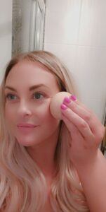 Picture of kELLY USING E.AMPLE MARSHMALLOW BEAUTY BLENDER
