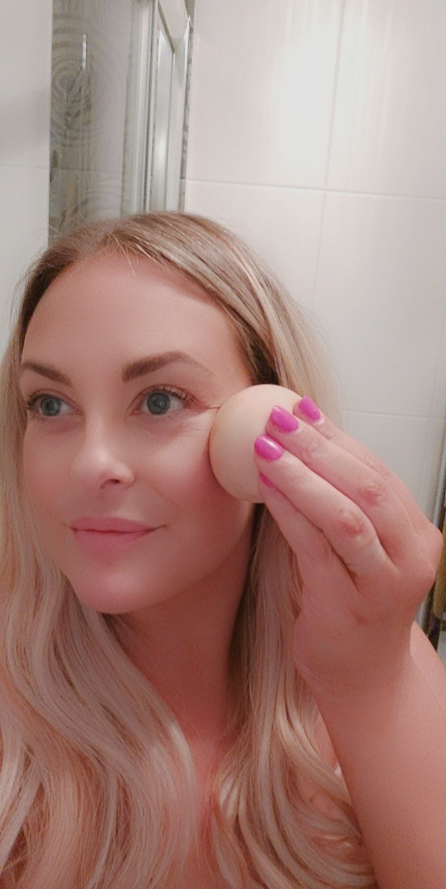 Picture of kELLY USING E.AMPLE MARSHMALLOW BEAUTY BLENDER
